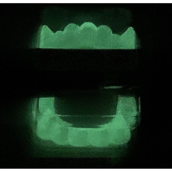 Vampire Teeth Glow in the Dark and Blood - Picture 3 of 9